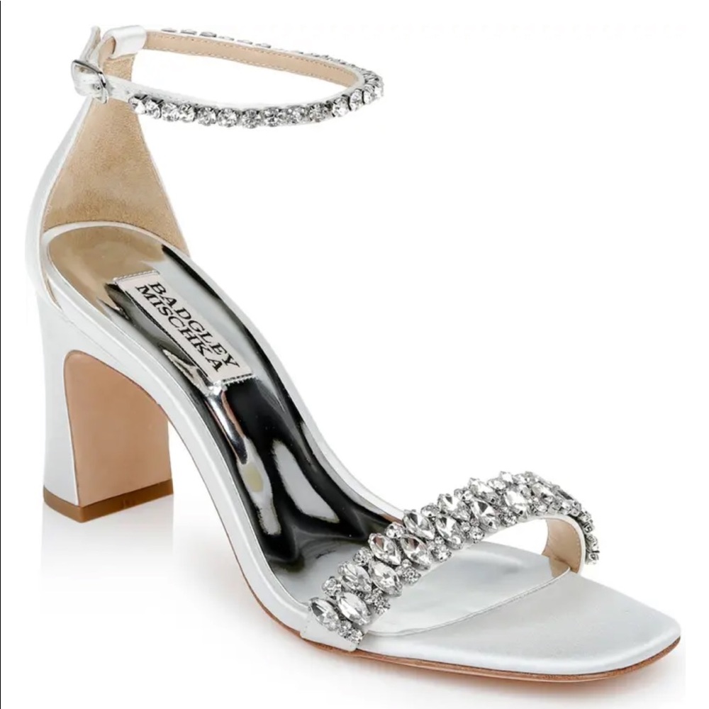 Badgley Mischka Harriet Block Heel Sandal in White Metallic. Size 8